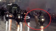 Fan khỏa thân chặn đầu xe buýt của Real Madrid